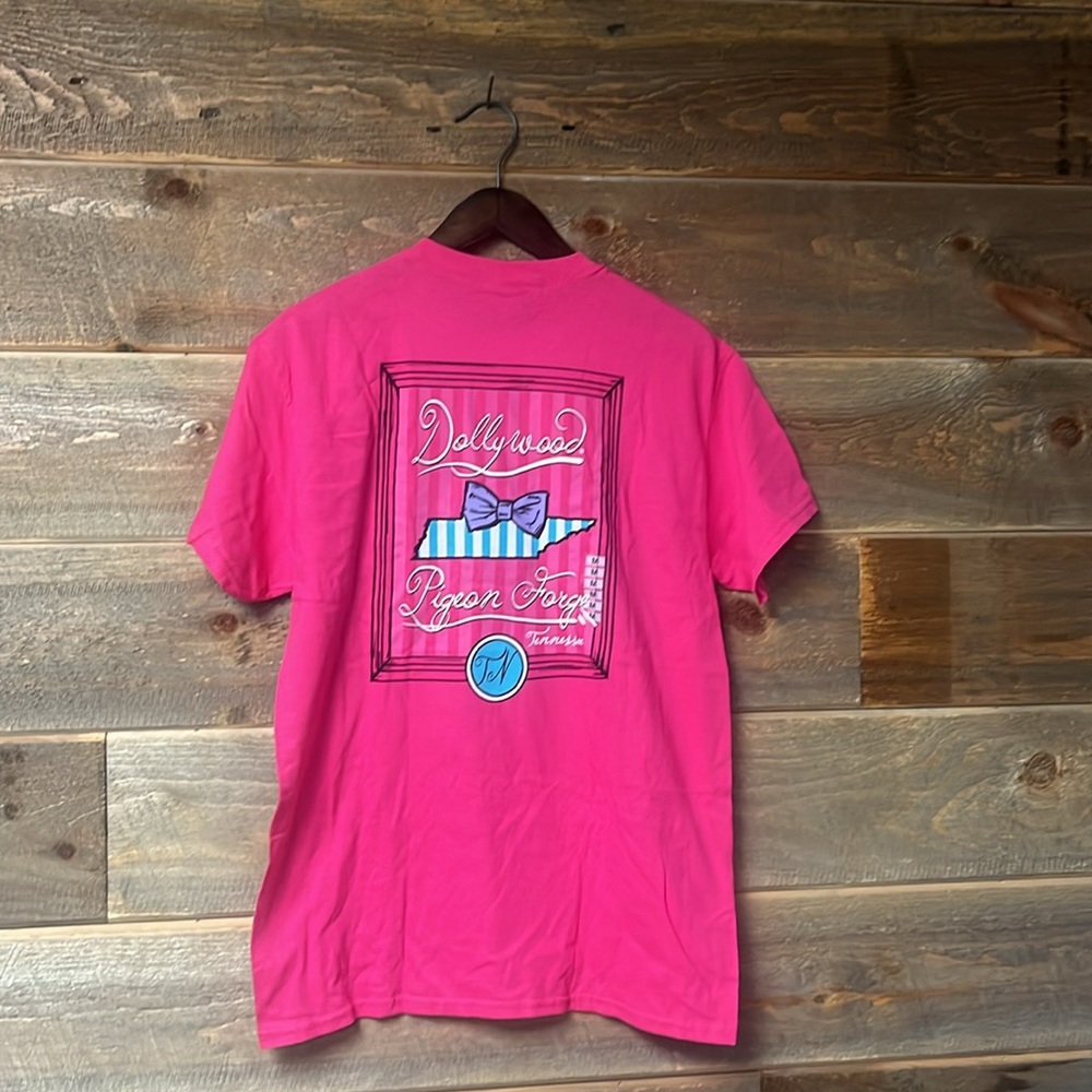 DollyWood Dolly Parton NWT Short Sleeve Shirt Medium Bright Pink Tennessee